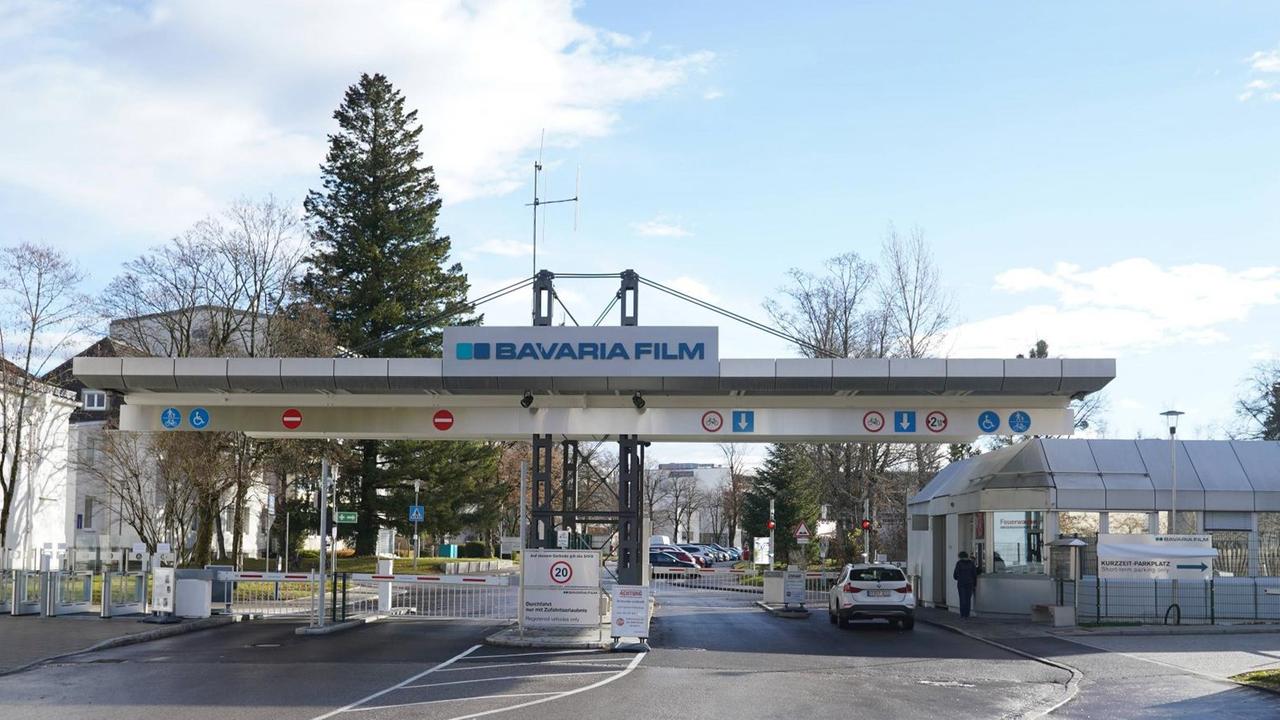 Eingang zu den Bavaria Film-Studios. Eingang zu den Bavaria Film-Studios.