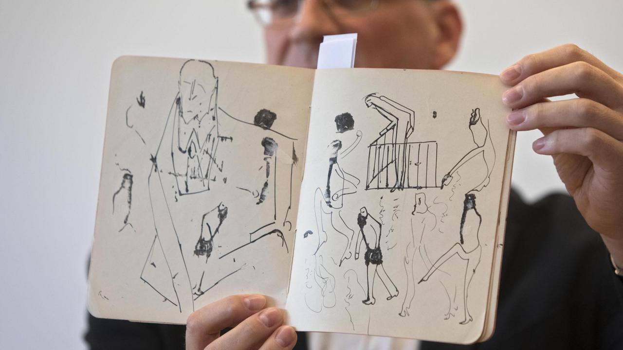 Ein Beamter der israelischen Nationalbibliothek zeigt Zeichnungen des berühmten Prager Schriftstellers Franz Kafka. Ein Beamter der israelischen Nationalbibliothek zeigt Zeichnungen des berühmten Prager Schriftstellers Franz Kafka.