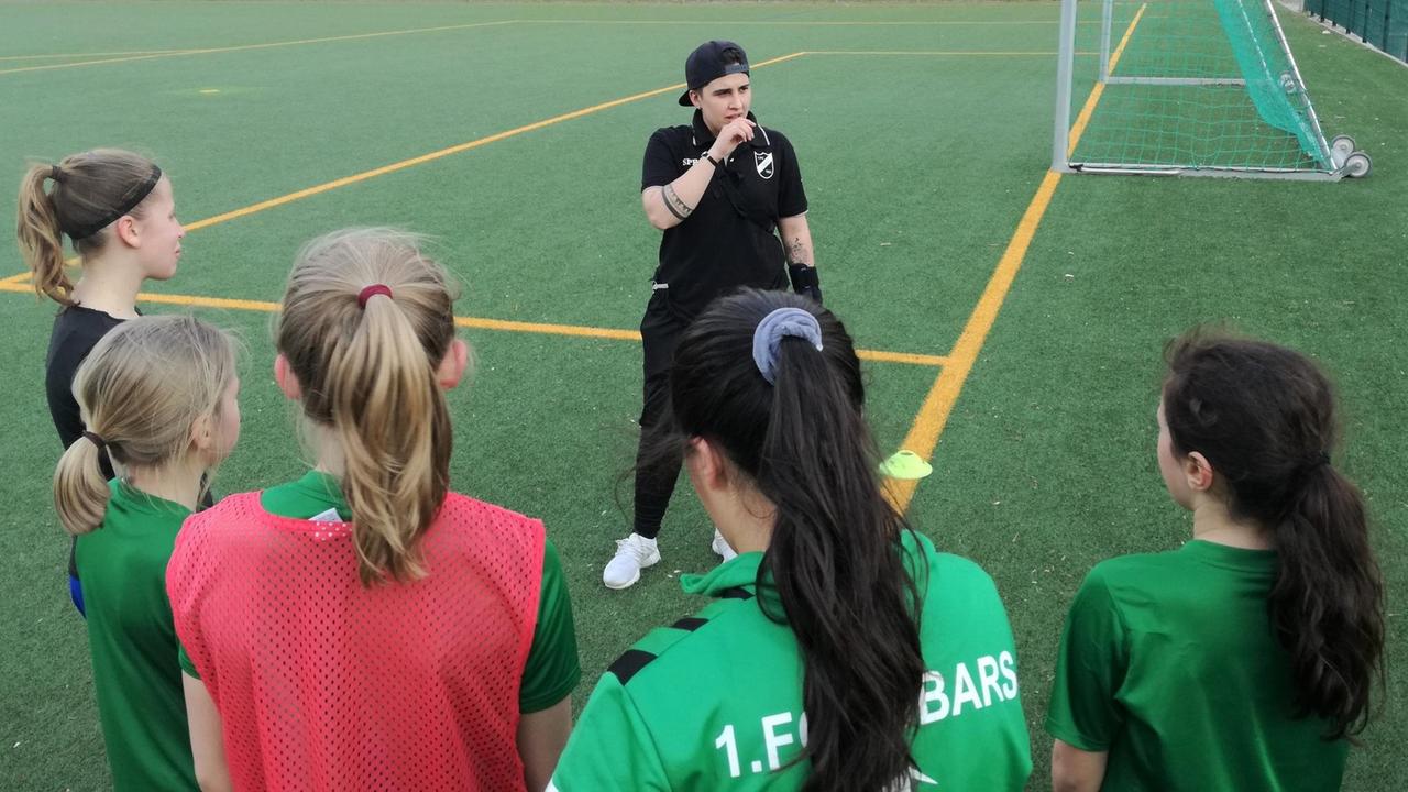 Trainerin Michelle Behrends mit ihren D-Mädchen vom 1. FC Lübars.