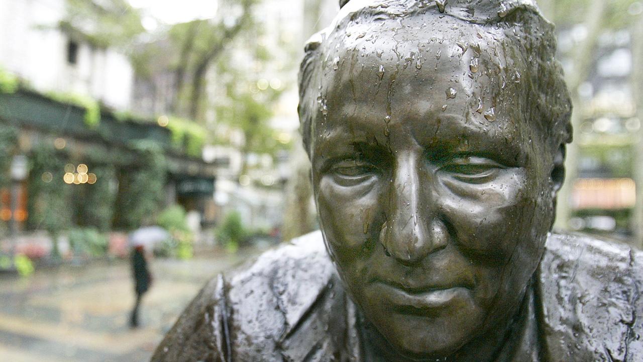 Eine Statue der US-Schriftstellerin Gertrude Stein in New York Eine Statue der US-Schriftstellerin Gertrude Stein in New York