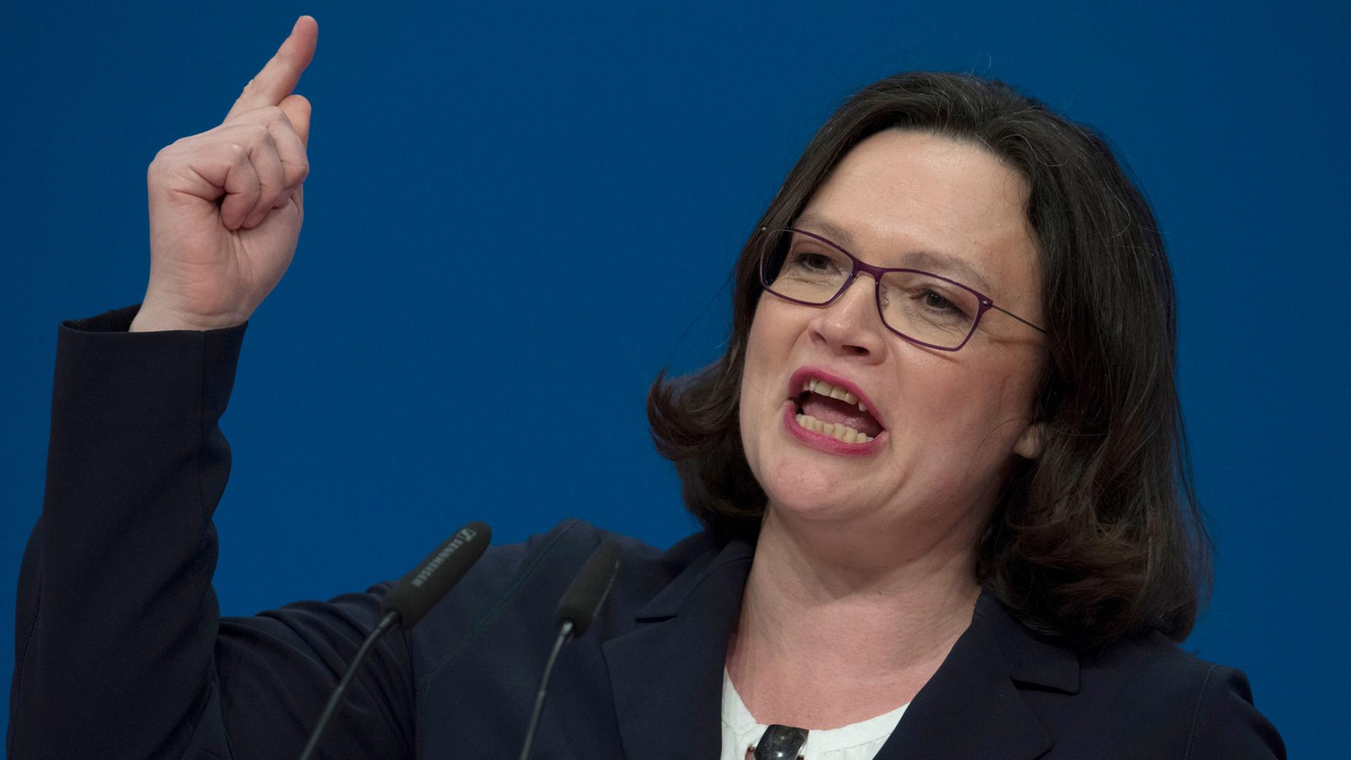 Andrea Nahles, Vorsitzende der SPD-Bundestagsfraktion, spricht beim Außerordentlichen Bundesparteitag der Sozialdemokratischen Partei Deutschlands in Wiesbaden, bei dem sie am 22. April 2018 zur SPD-Parteivorsitzendengewählt wird. Andrea Nahles, Vorsitzende der SPD-Bundestagsfraktion, spricht beim Außerordentlichen Bundesparteitag der Sozialdemokratischen Partei Deutschlands in Wiesbaden, bei dem sie am 22. April 2018 zur SPD-Parteivorsitzendengewählt wird.