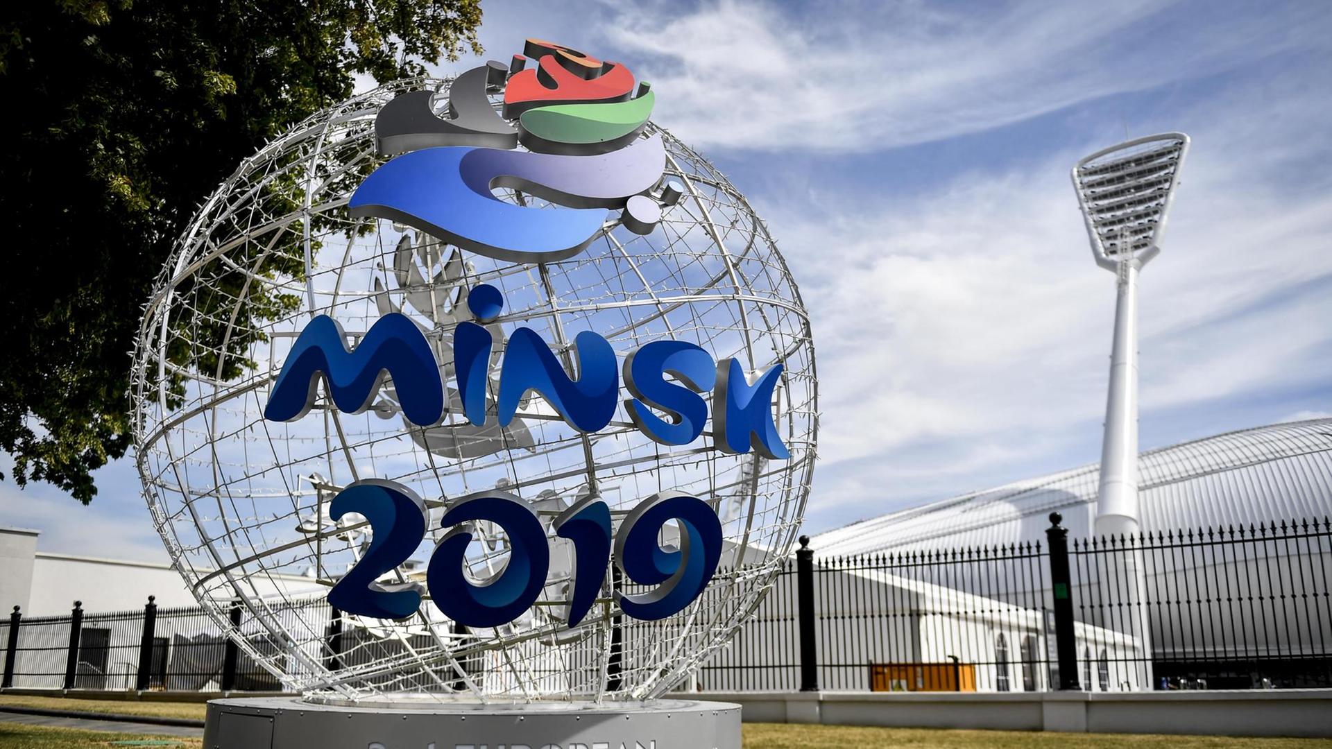 Eine durchsichtige Kugel mit dem offiziellen Logo der Europaspiele Minsk 2019. Im Hintergrund ist das Dinamo-Stadion zu sehen.