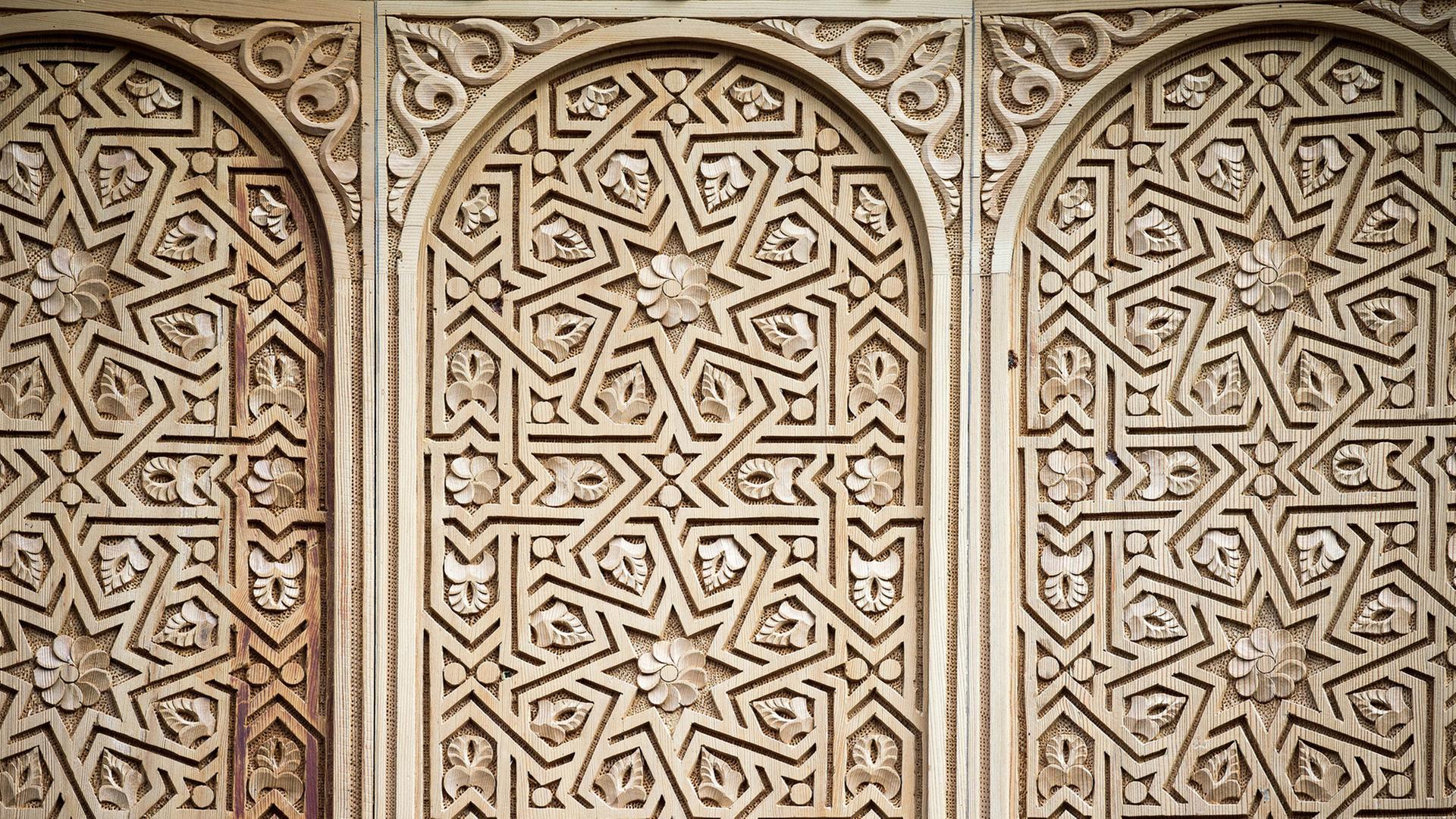 Orientalische Schnitzerei in Zedernholz im Orientalischen Pavillon der Berliner Gärten der Welt Orientalische Schnitzerei in Zedernholz im Orientalischen Pavillon der Berliner Gärten der Welt