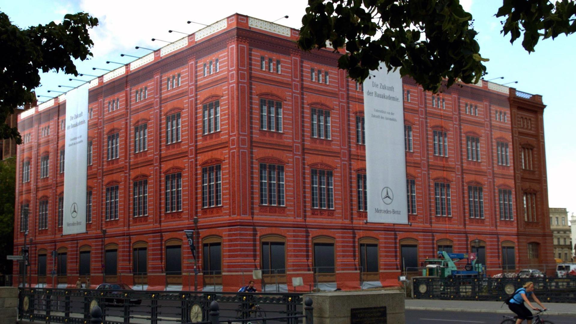 Schaufassade, auf der die von Karl Friedrich Schinkel 1832 errichtete Bauakadmie zu sehen ist, aufgenommen 2004 am Berliner Schlossplatz Schaufassade, auf der die von Karl Friedrich Schinkel 1832 errichtete Bauakadmie zu sehen ist, aufgenommen 2004 am Berliner Schlossplatz