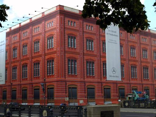 Schaufassade, auf der die von Karl Friedrich Schinkel errichtete Bauakadmie zu sehen ist, aufgenommen 2004 am Berliner Schlossplatz