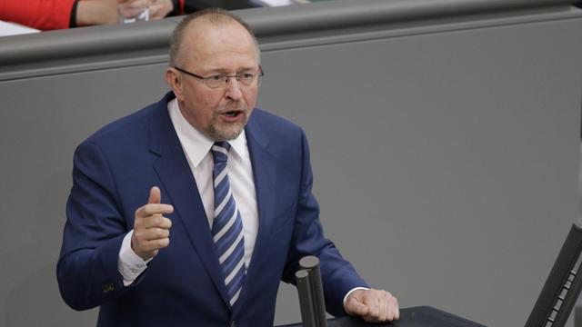 Axel Schäfer hält eine Rede im Bundestag.