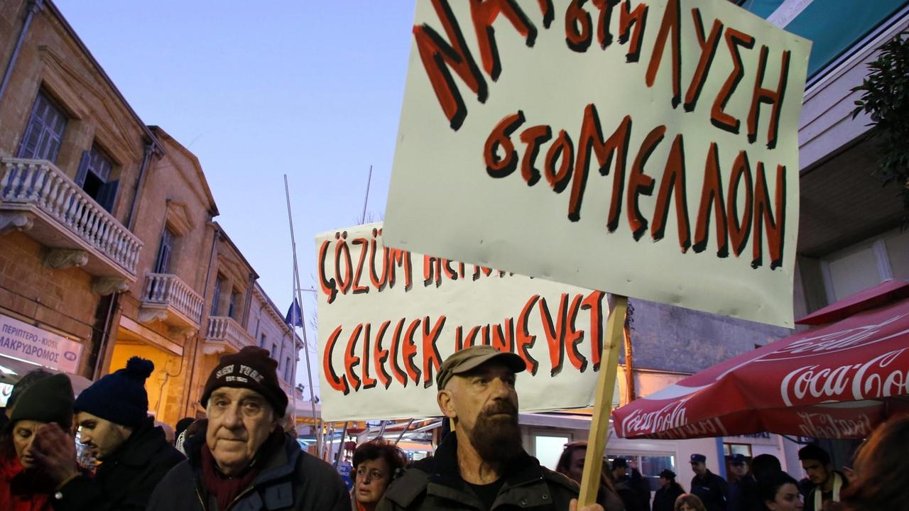 Griechiche und Türkische Zyprioten demonstrieren gemeinsam entlang der Ledra-Street, der "grünen Linie" in der geteilten Stadt Nikosia am 14.12.2016. Der Schriftzug auf dem griechischen Plakat: "Ja zu einer Lösung, Ja zur Zukunft". Griechiche und Türkische Zyprioten demonstrieren gemeinsam entlang der Ledra-Street, der "grünen Linie" in der geteilten Stadt Nikosia am 14.12.2016. Der Schriftzug auf dem griechischen Plakat: "Ja zu einer Lösung, Ja zur Zukunft".