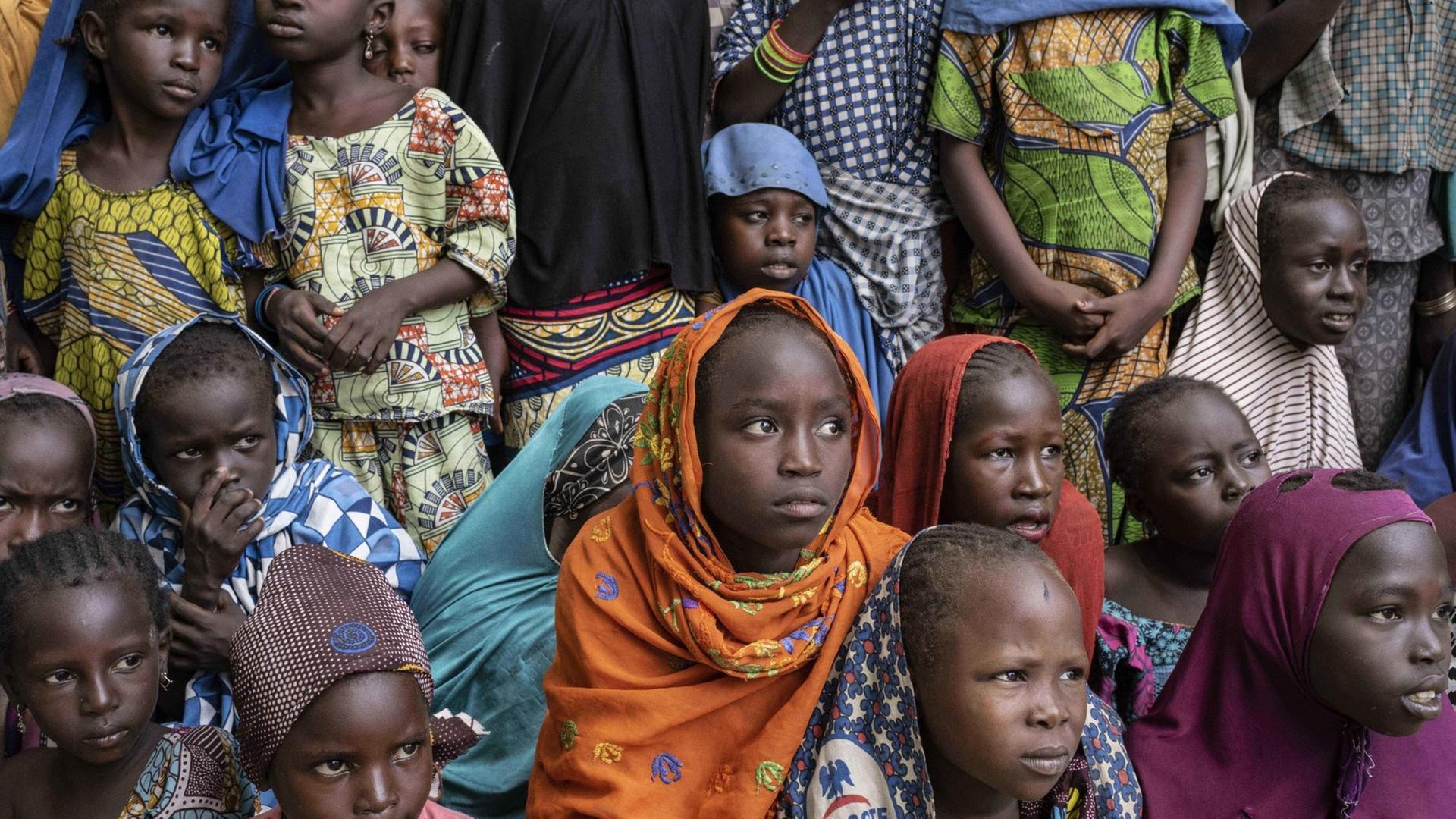 Afrikanische Mädchen in einem Camp, die vor Boko Haram geflüchtet sind. Afrikanische Mädchen in einem Camp, die vor Boko Haram geflüchtet sind.