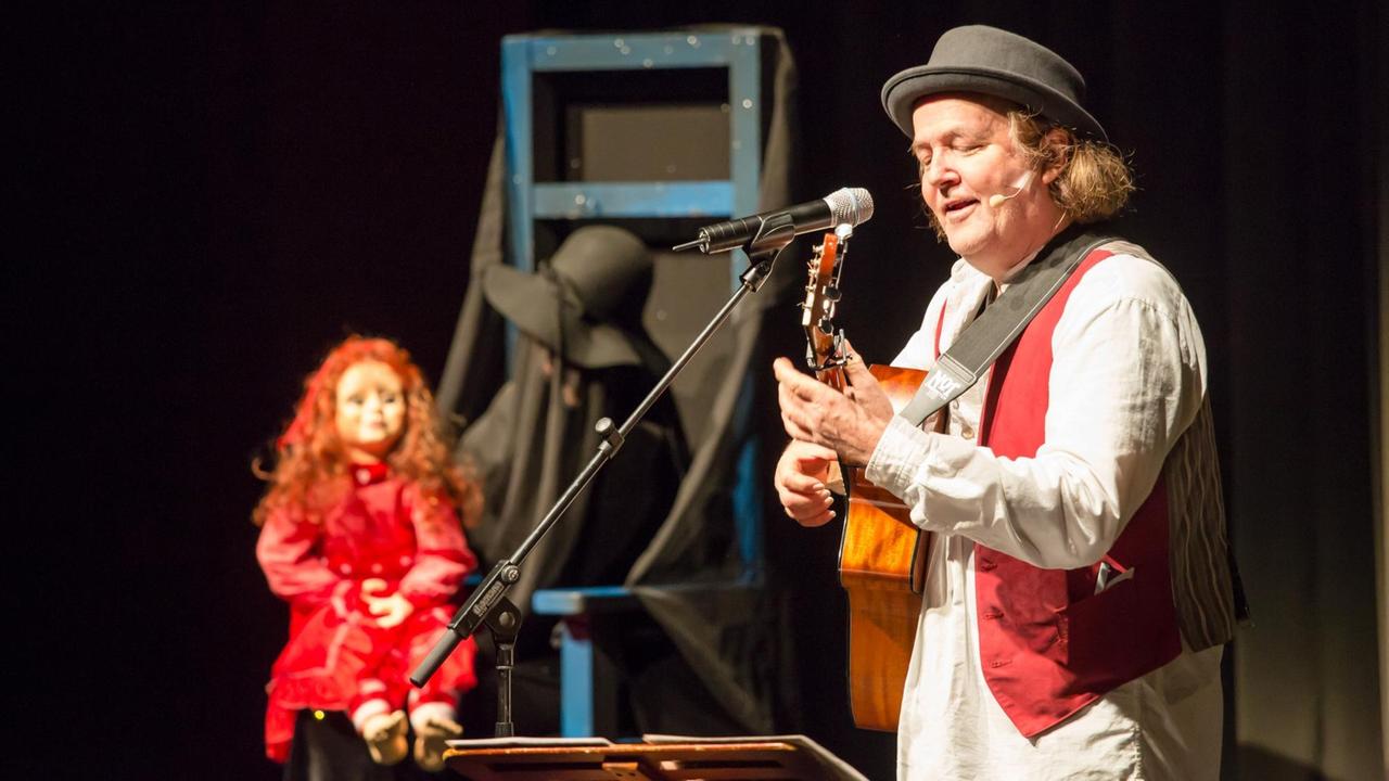 Liedermacher Gerhard Schöne beim Kinderkonzert "... denn Jule schläft fast nie". Liedermacher Gerhard Schöne beim Kinderkonzert "... denn Jule schläft fast nie".