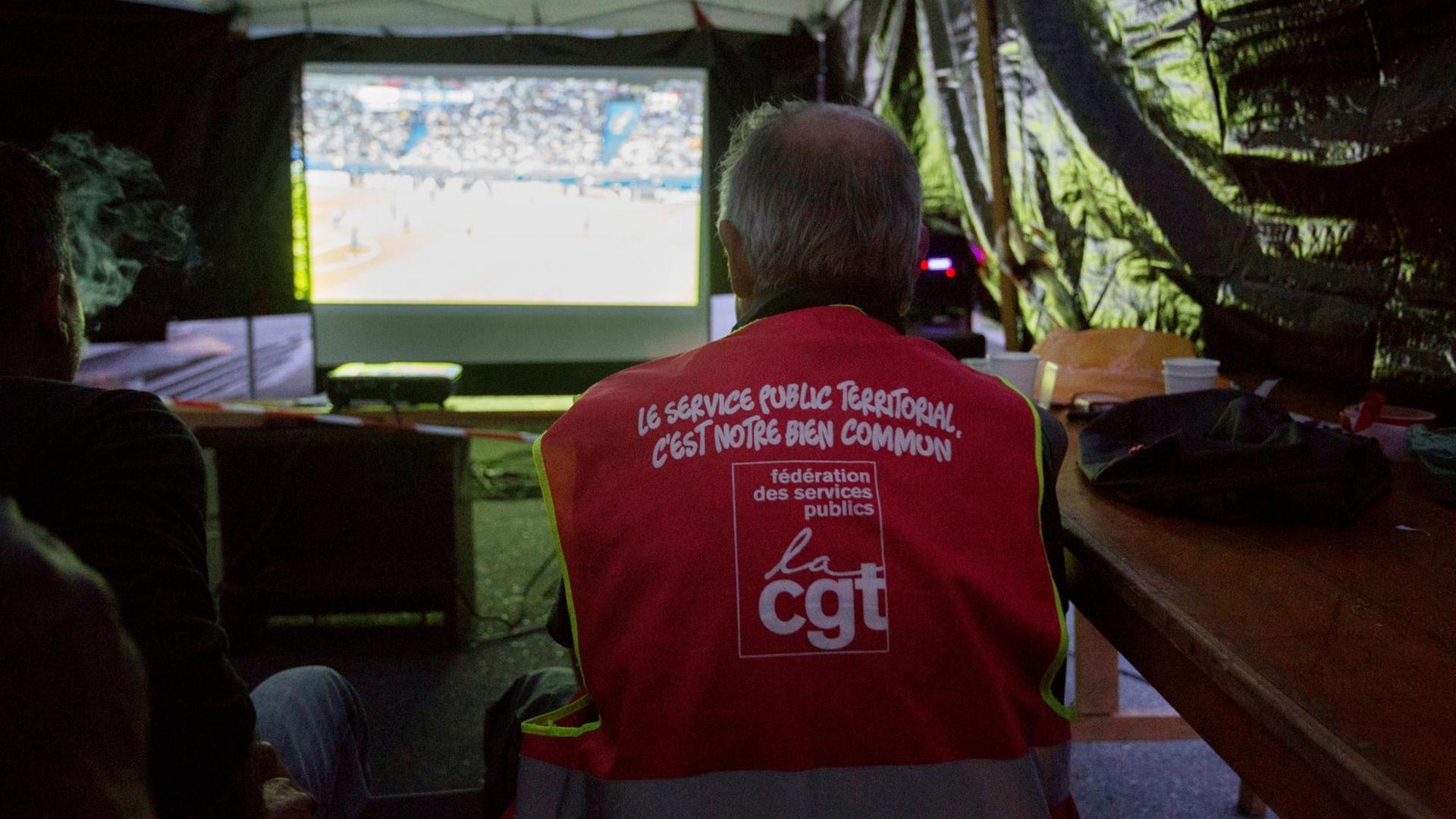 Mitglieder der französischen Gewerkschaft CGT gucken während eines Streiks das Fußball-EM-Spiel Frankreich gegen Rumänien Mitglieder der französischen Gewerkschaft CGT gucken während eines Streiks das Fußball-EM-Spiel Frankreich gegen Rumänien