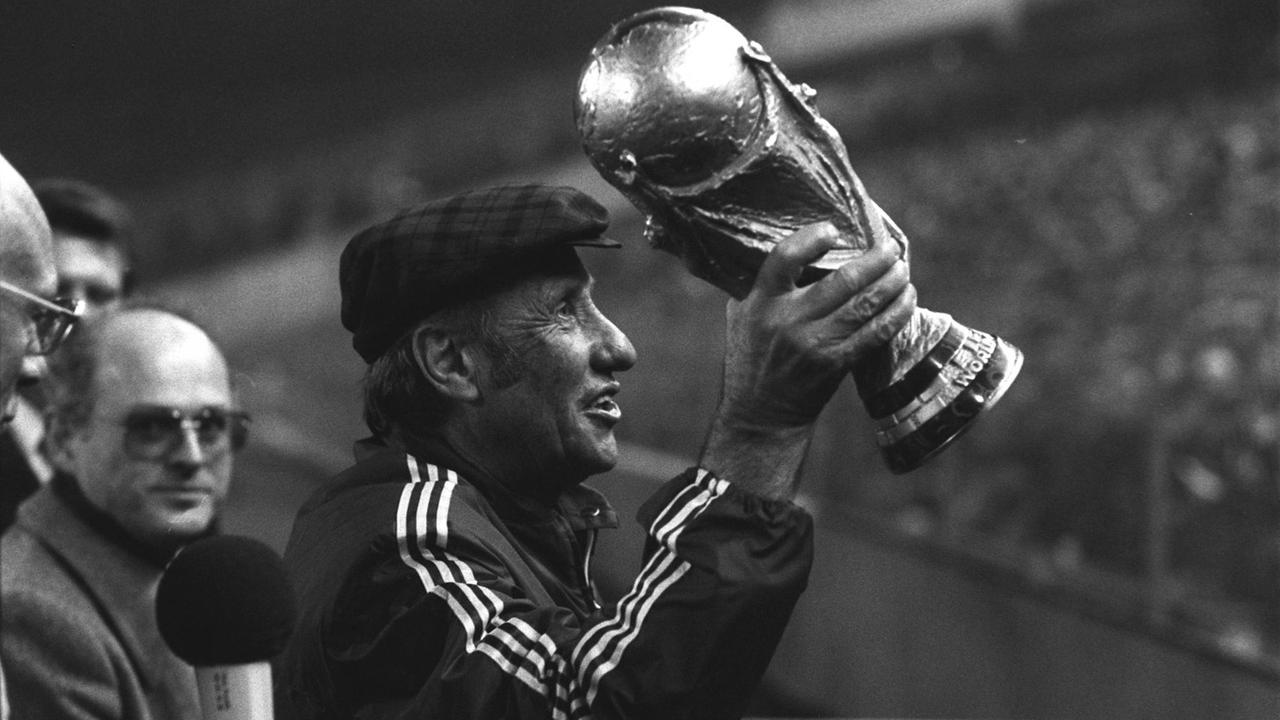 Helmut Schön hält den Weltmeisterpokal in der Hand. Helmut Schön hält den Weltmeisterpokal in der Hand.