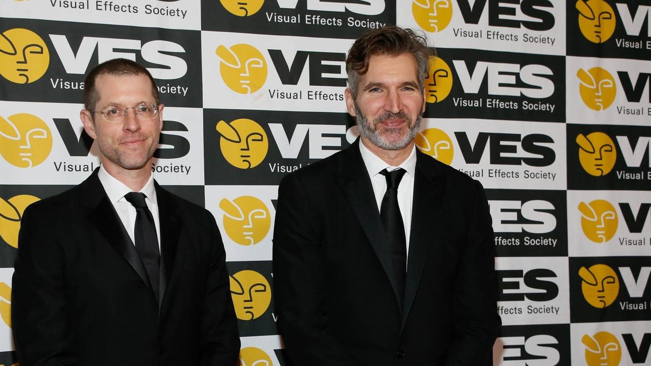 Die Autoren David Benioff und D. B. Weiss in schwarzen Anzügen. Die Autoren David Benioff und D. B. Weiss in schwarzen Anzügen.