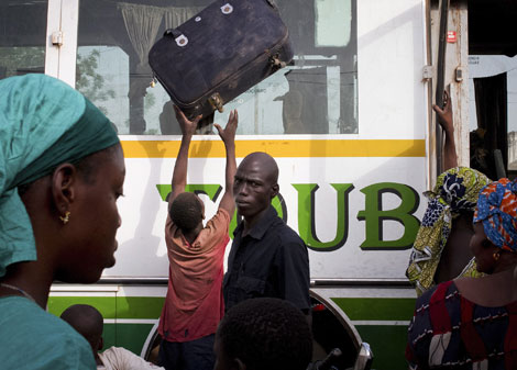 Flüchtlinge aus dem Norden Malis an der Busstation von Bamako Flüchtlinge aus dem Norden Malis an der Busstation von Bamako