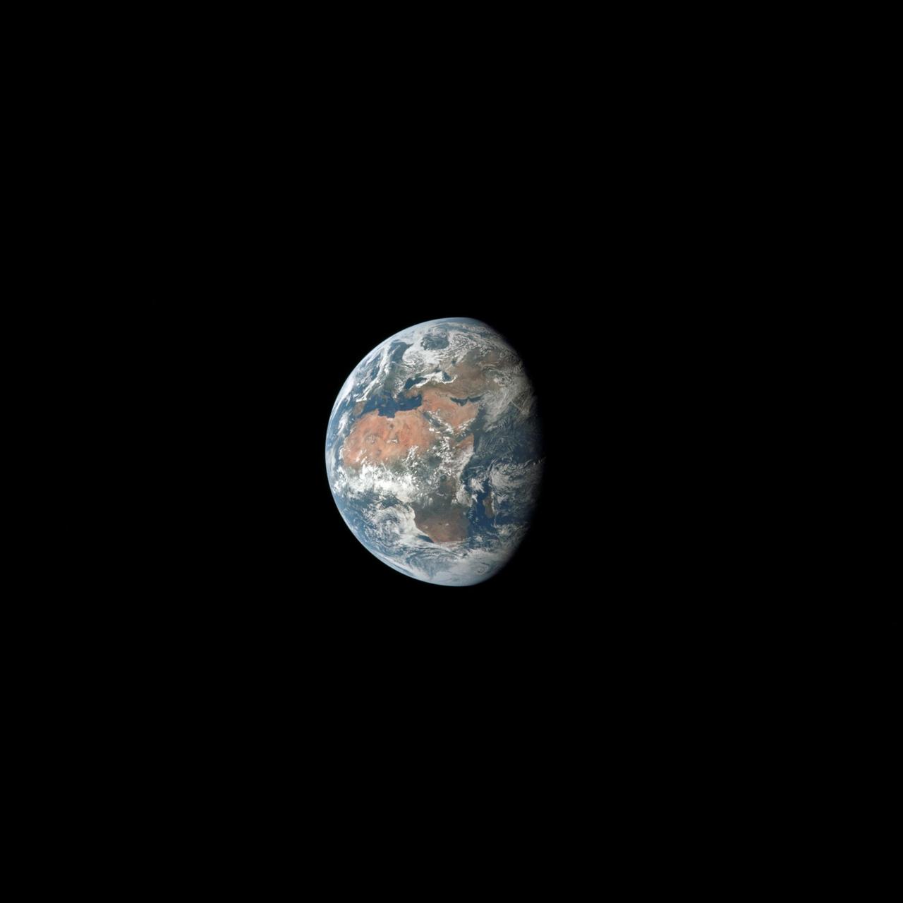 Auf dem Weg zum Mond fotografierte die Crew der Apollo 11 Mission die Erde