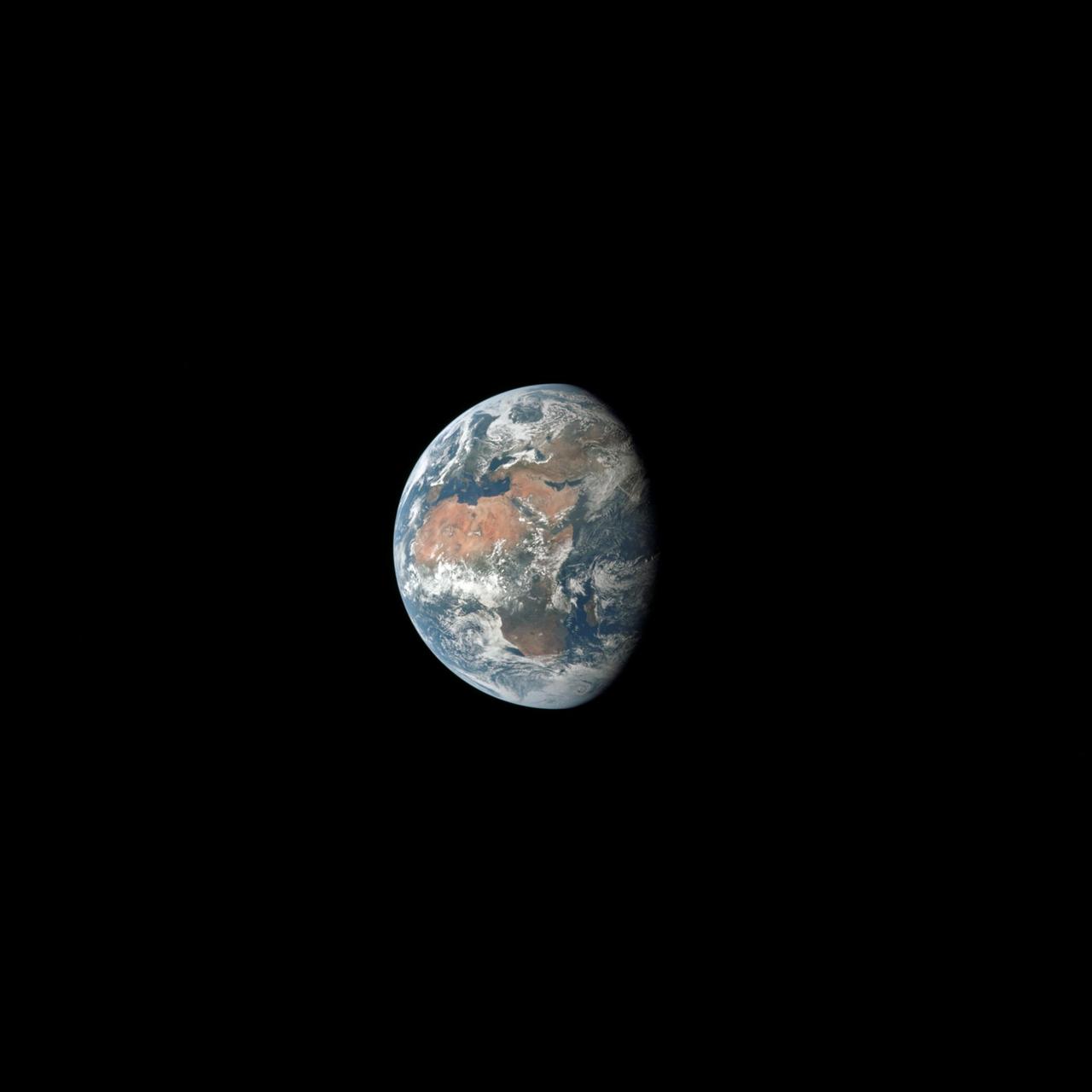 Auf dem Weg zum Mond fotografierte die Crew der Apollo 11 Mission die Erde Auf dem Weg zum Mond fotografierte die Crew der Apollo 11 Mission die Erde