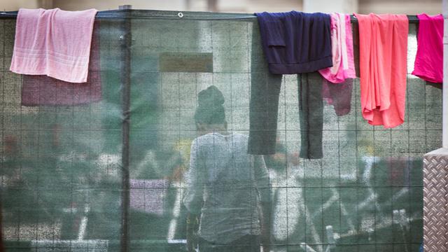 Wäsche auf einer Trennwand in einer Flüchtlingsunterkunft