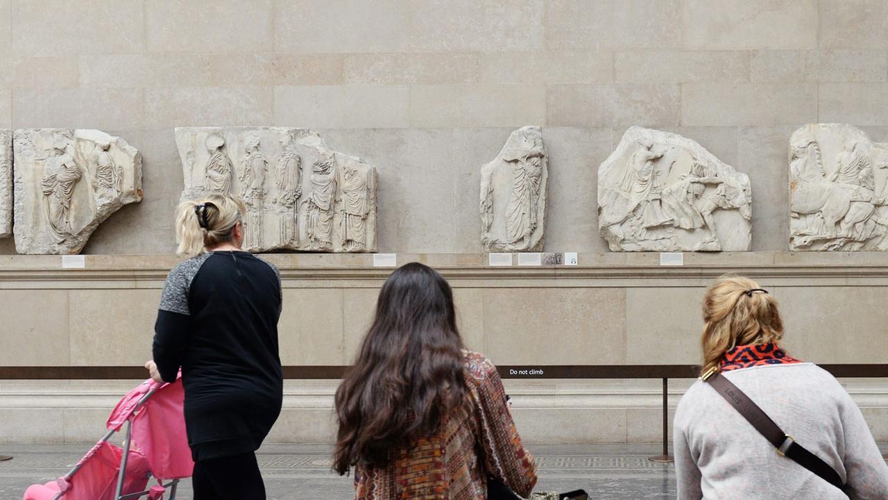 Mehrere Frauen betrachten Skulpturen der "Parthenon-Marbles"-Sammlung, auch als "Elgin-Marbles" bekannt, im Londoner British Museum im Oktober 2014. Mehrere Frauen betrachten Skulpturen der "Parthenon-Marbles"-Sammlung, auch als "Elgin-Marbles" bekannt, im Londoner British Museum im Oktober 2014.