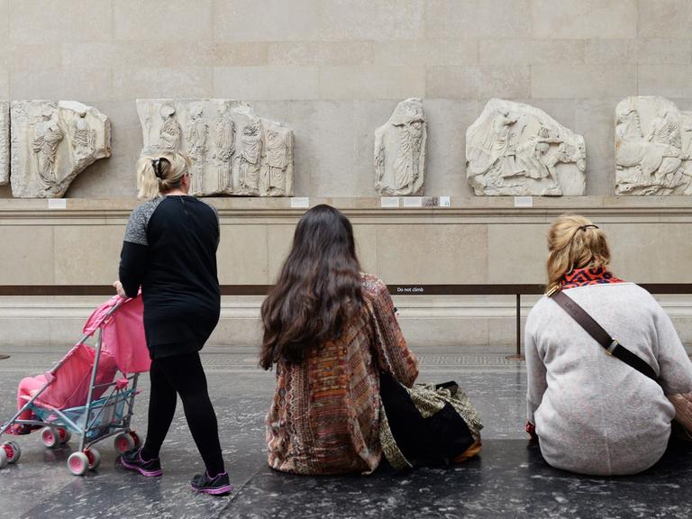 Mehrere Frauen betrachten Skulpturen der "Parthenon-Marbles"-Sammlung, auch als "Elgin-Marbles" bekannt, im Londoner British Museum im Oktober 2014.