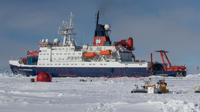 Das Forschungsschiff "Polarstern" liegt bei einer seiner Reisen in der Antarktis an einer Eiskante. Das Forschungsschiff "Polarstern" liegt bei einer seiner Reisen in der Antarktis an einer Eiskante.