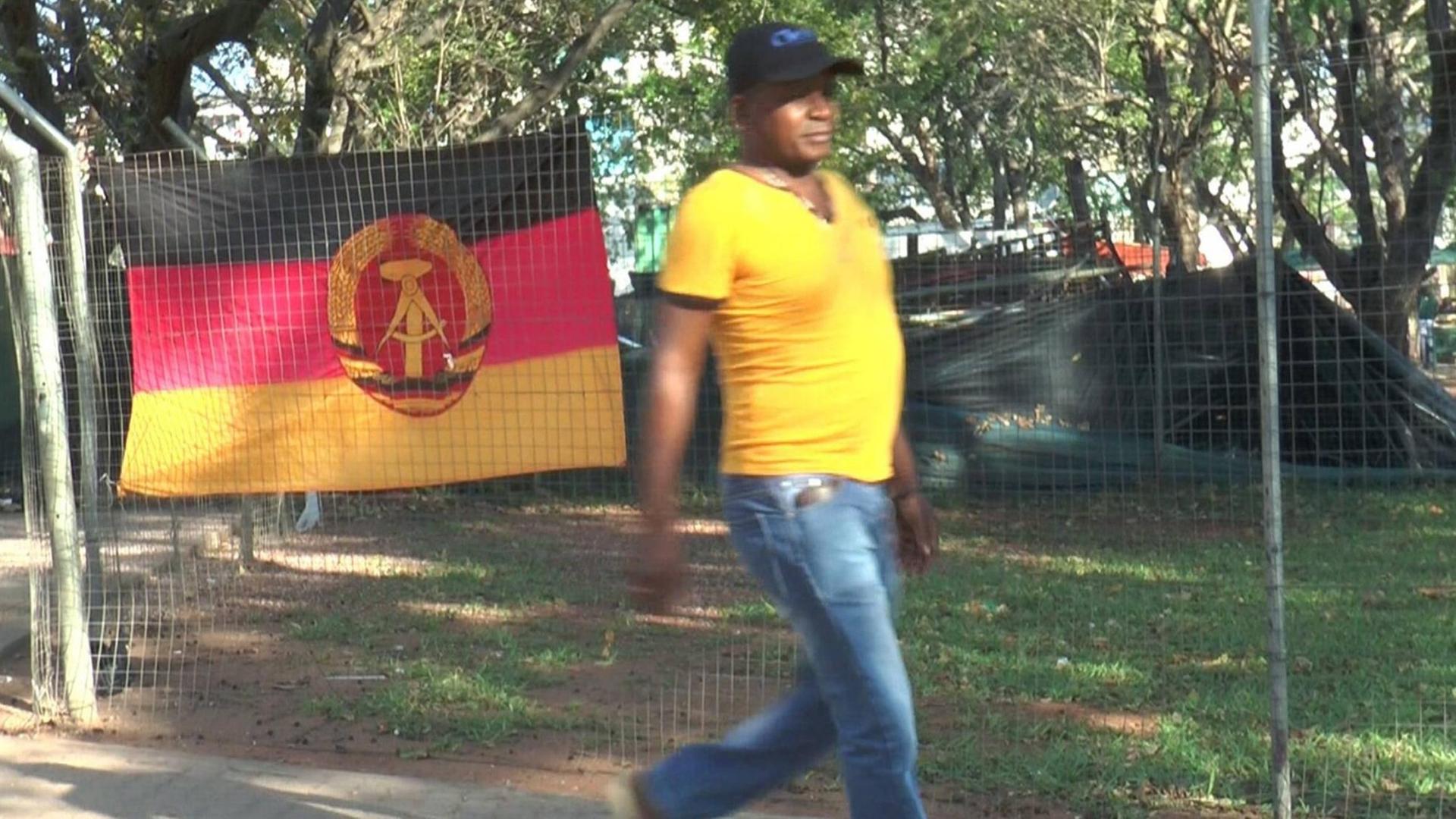 Park in der mosambikanischen Hauptstadt Maputo - die zurückgekehrten Madgermanes protestieren hier regelmäßig, weil sie sich um einen Teil ihres ehemaligen Lohns geprellt fühlen. Park in der mosambikanischen Hauptstadt Maputo - die zurückgekehrten Madgermanes protestieren hier regelmäßig, weil sie sich um einen Teil ihres ehemaligen Lohns geprellt fühlen.