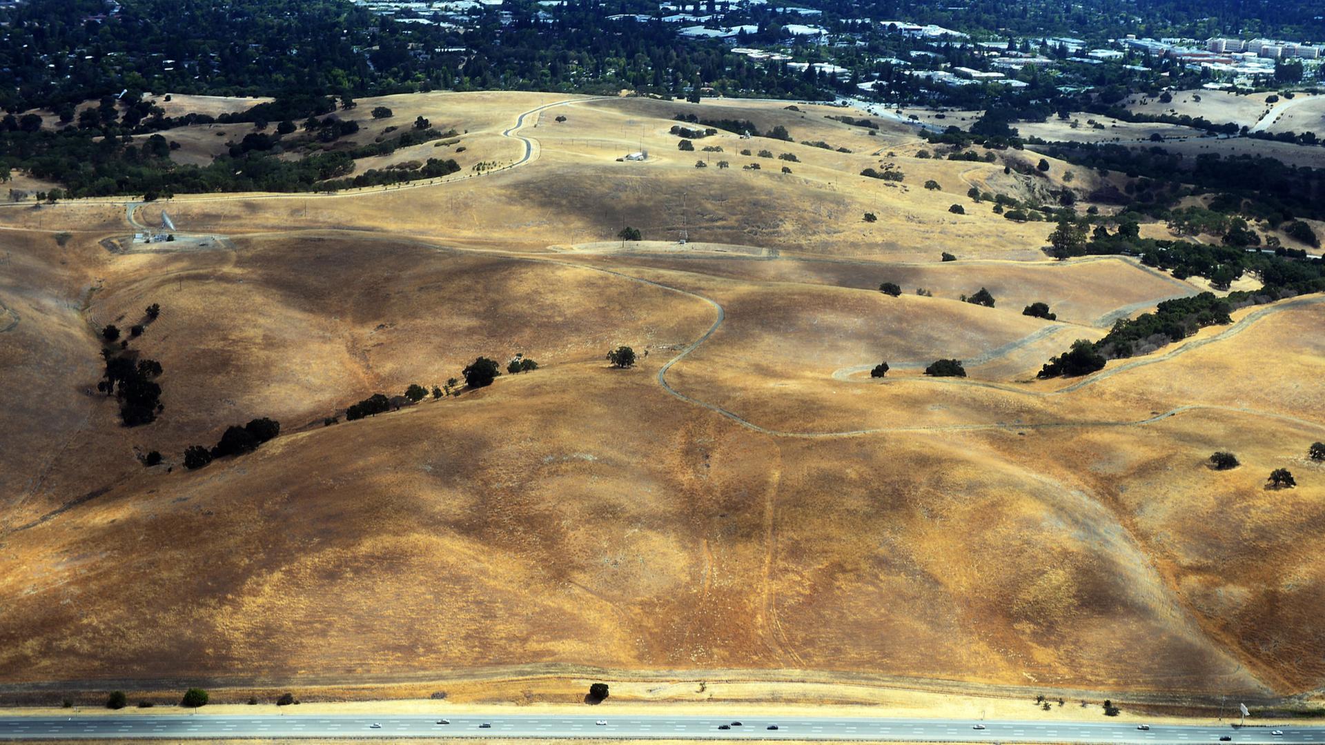 Ein Blick aus einem Helikopter auf die Gegend von Los Altos Hills, Kalifornien Ein Blick aus einem Helikopter auf die Gegend von Los Altos Hills, Kalifornien