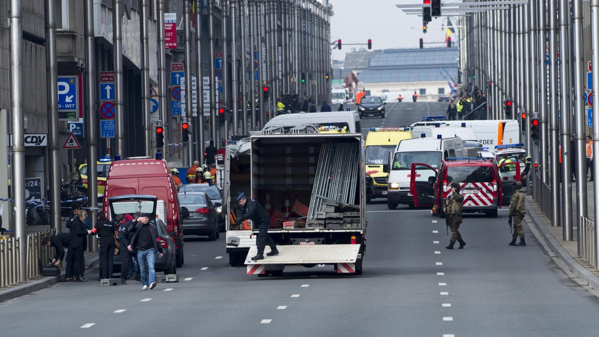 In Brüssel werden nach dem Anschlag auf eine Metro-Station Straßen evakuiert. Die Bevölkerung wird aufgefordert, zu Hause zu bleiben. In Brüssel werden nach dem Anschlag auf eine Metro-Station Straßen evakuiert. Die Bevölkerung wird aufgefordert, zu Hause zu bleiben.