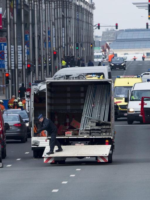 In Brüssel werden nach dem Anschlag auf eine Metro-Station Straßen evakuiert. Die Bevölkerung wird aufgefordert, zu Hause zu bleiben.