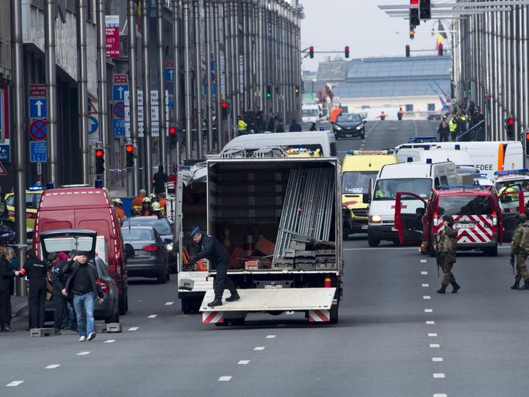 In Brüssel werden nach dem Anschlag auf eine Metro-Station Straßen evakuiert. Die Bevölkerung wird aufgefordert, zu Hause zu bleiben.