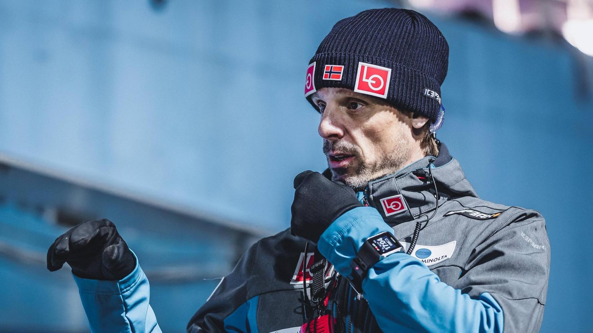 Der norwegischer Skisprung-Nationaltrainer Alexander Stöcklwar mit seinem Team der Gewinner in der Wetter-Lotterie von Wisla.