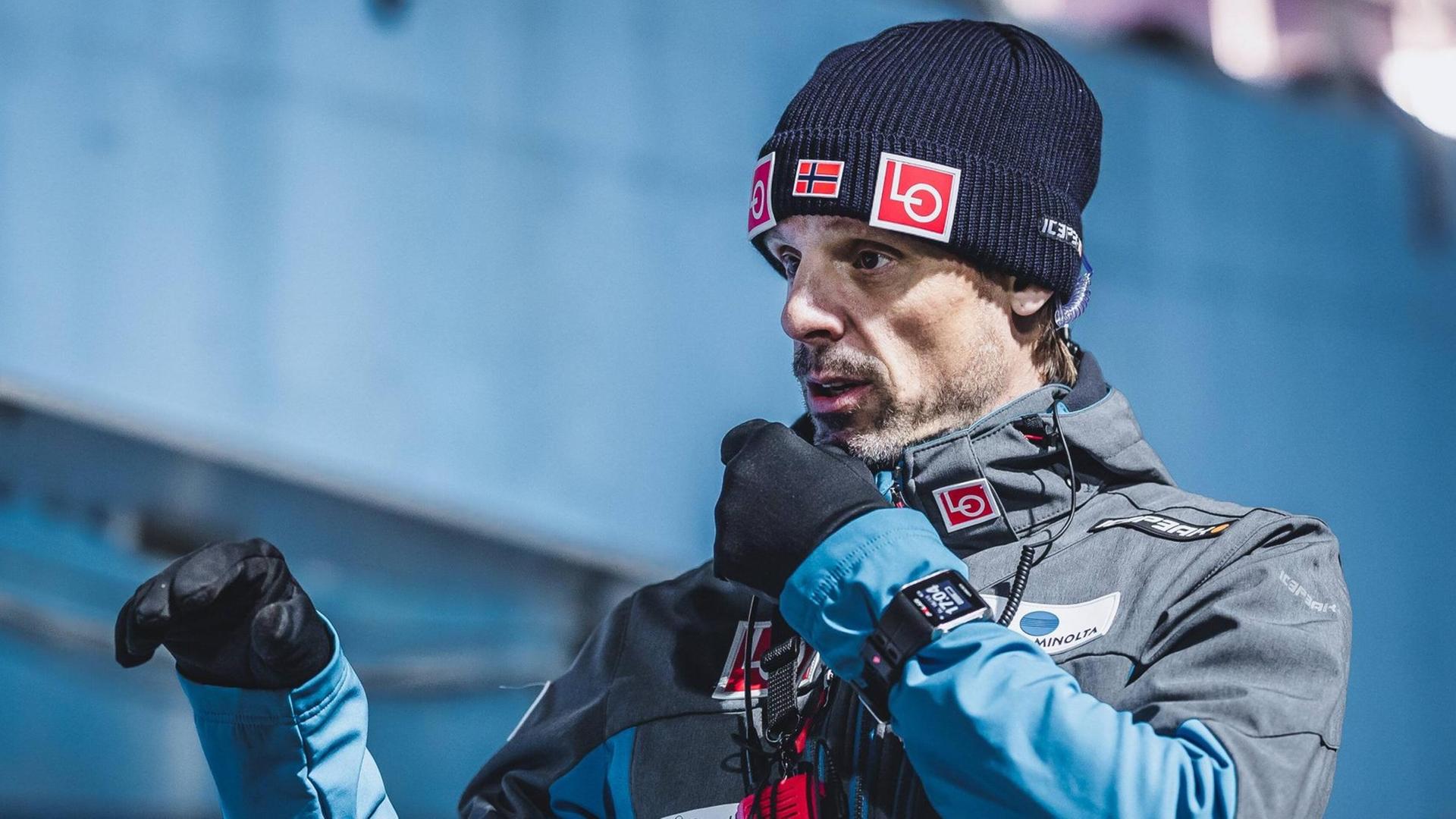 Der norwegischer Skisprung-Nationaltrainer Alexander Stöcklwar mit seinem Team der Gewinner in der Wetter-Lotterie von Wisla. Der norwegischer Skisprung-Nationaltrainer Alexander Stöcklwar mit seinem Team der Gewinner in der Wetter-Lotterie von Wisla.