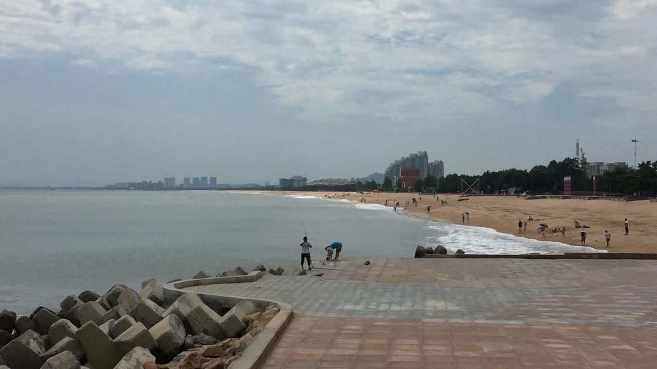 Ein Blick auf den grauen Strand der chinesischen Ostküstenstadt Rongcheng. Ein Blick auf den grauen Strand der chinesischen Ostküstenstadt Rongcheng.
