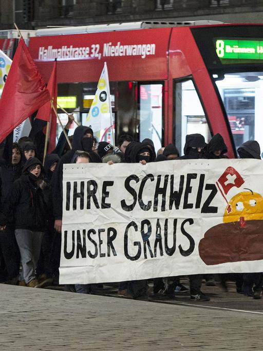 Menschen demonstrieren in Bern gegen den Ausgang des Schweizer Referendums zur Zuwanderung.