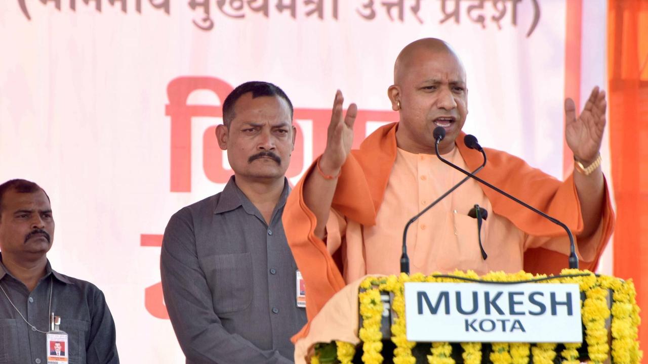 Der Premierminister von Uttar Pradesh, Yogi Adityanath, bei einer Wahlkampfveranstaltung der hindunationalistischen BJP in Kota, Indien. Der Premierminister von Uttar Pradesh, Yogi Adityanath, bei einer Wahlkampfveranstaltung der hindunationalistischen BJP in Kota, Indien.