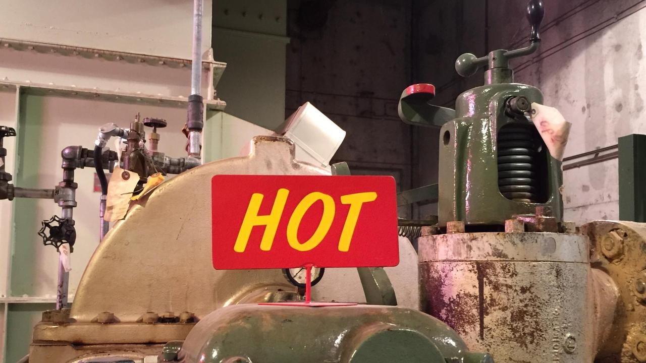 "Hot" steht als Warnung auf der Technik in Reaktor B. "Hot" steht als Warnung auf der Technik in Reaktor B.