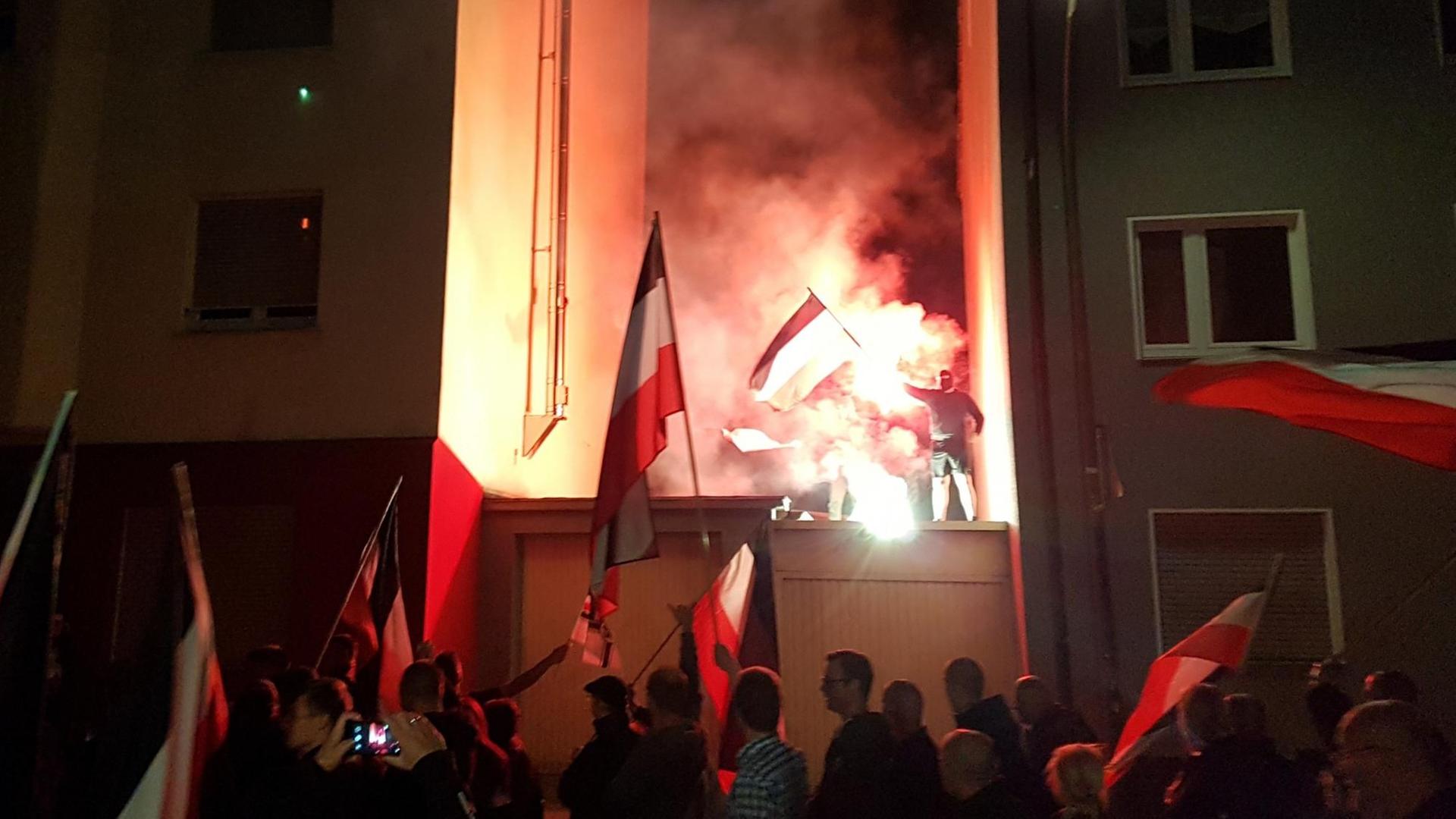 Rechtsradikale demonstrieren am 21.09.2018 in Dortmund-Marten mit Pyrotechnik und Schwarz-Weiß-Roten Fahnen, die von 1933 bis 1945 die Farben der Flagge des Deutschen Reiches darstellten. Nach zwei Aufmärschen von Rechtsextremisten in Dortmund hat die Polizei mehrere Strafverfahren eingeleitet. Neben dem verbotenen Abbrennen von Pyrotechnik kam es auf den angemeldeten Demonstrationen auch zu antisemitischen Äußerungen. Rechtsradikale demonstrieren am 21.09.2018 in Dortmund-Marten mit Pyrotechnik und Schwarz-Weiß-Roten Fahnen, die von 1933 bis 1945 die Farben der Flagge des Deutschen Reiches darstellten. Nach zwei Aufmärschen von Rechtsextremisten in Dortmund hat die Polizei mehrere Strafverfahren eingeleitet. Neben dem verbotenen Abbrennen von Pyrotechnik kam es auf den angemeldeten Demonstrationen auch zu antisemitischen Äußerungen.
