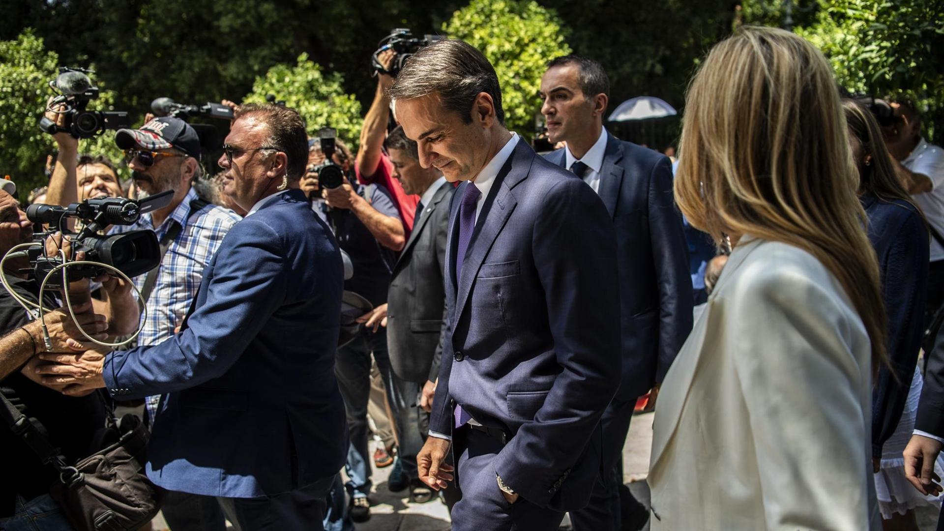 Das Foto zeigt den griechischen Ministerpräsidenten Kyriakos Mitsotakis (Mitte) und seine Frau Mareva. Das Foto zeigt den griechischen Ministerpräsidenten Kyriakos Mitsotakis (Mitte) und seine Frau Mareva.