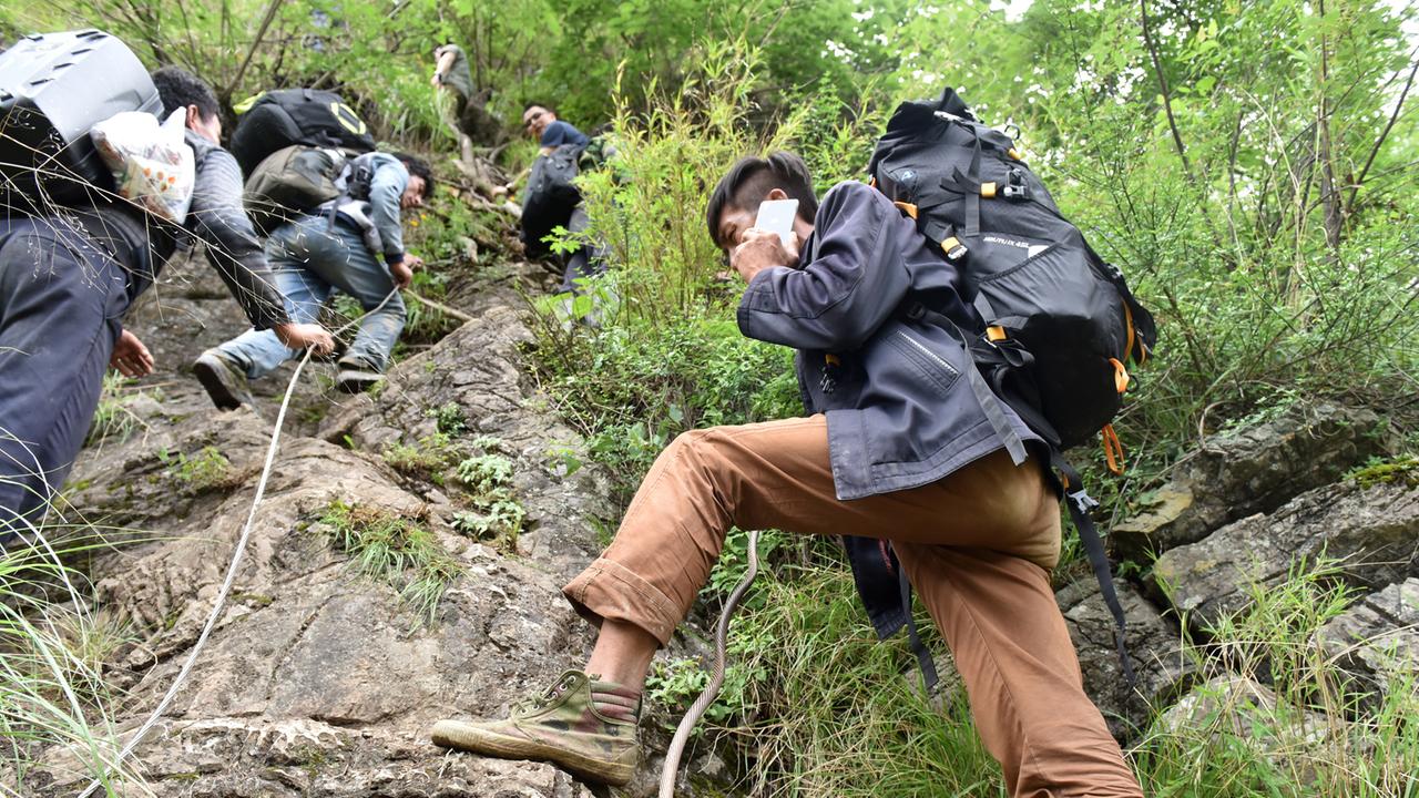 Die Bilder dieses Schulwegs gingen um die Welt: Chinesische Kinder müssen hier 800 Meter in die Höhe klettern. Die Bilder dieses Schulwegs gingen um die Welt: Chinesische Kinder müssen hier 800 Meter in die Höhe klettern.