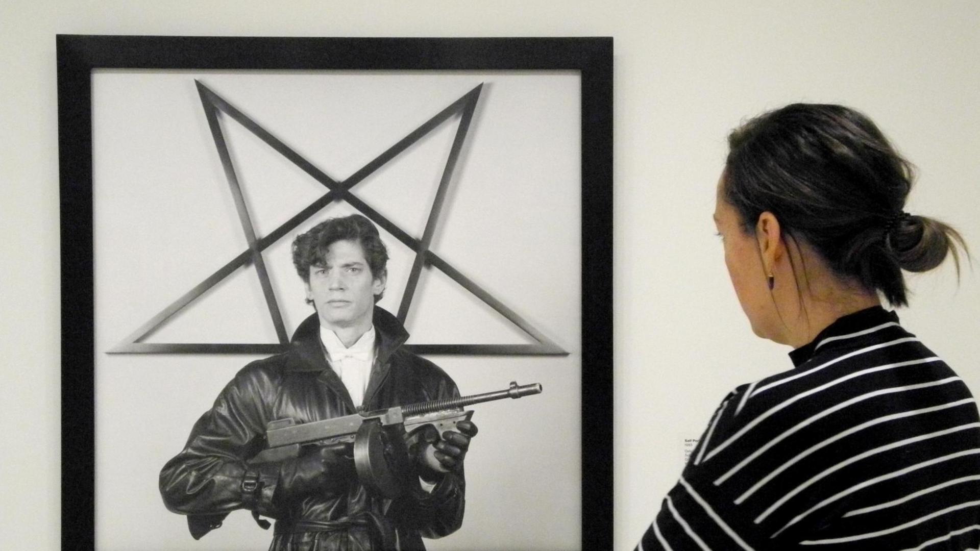 New York: Eine Besucherin betrachtet ein Selbstporträt des Fotografen Robert Mapplethorpe in der Ausstellung "Implicit Tensions: Mapplethorpe Now" im Guggenheim Museum. New York: Eine Besucherin betrachtet ein Selbstporträt des Fotografen Robert Mapplethorpe in der Ausstellung "Implicit Tensions: Mapplethorpe Now" im Guggenheim Museum.