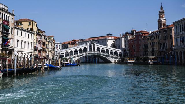 Blick auf die Rialto Brücke am Canal Grande in Venedig Ende März 2020