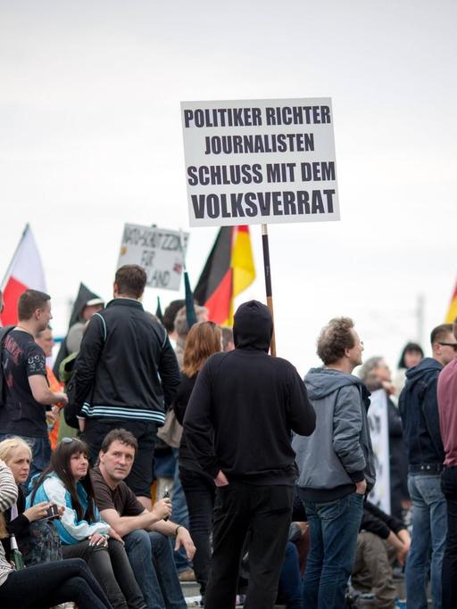 Etwa 350 Demonstranten aus dem rechten Lager, darunter Anhänger der NPD, von HoGeSa (Hooligans gegen Salafisten), von Pegida sowie Reichsbürger und rechte Burschenschaftler protestieren auf einer Kundgebung unter dem Motto "Gemeinsam für Deutschland" auf dem Washingtonplatz.