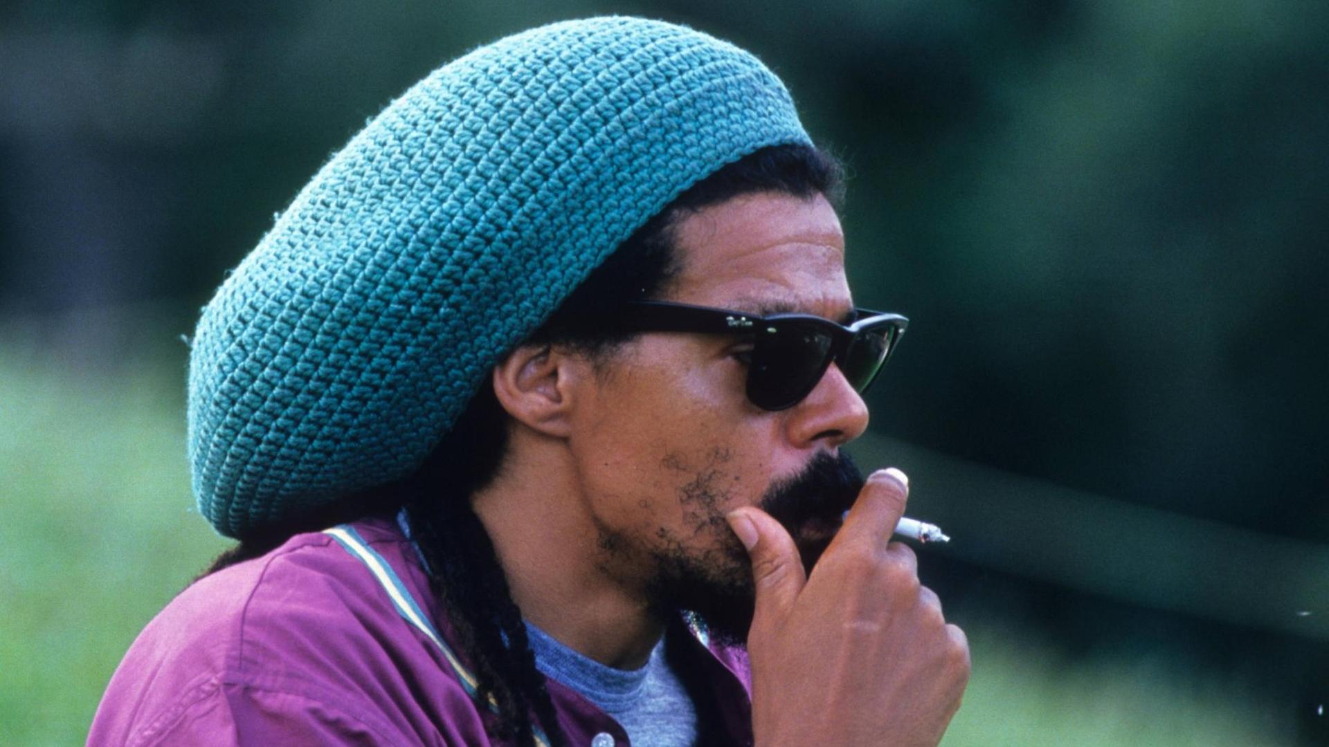 Ein Rastafari in Jamaika raucht einen Joint