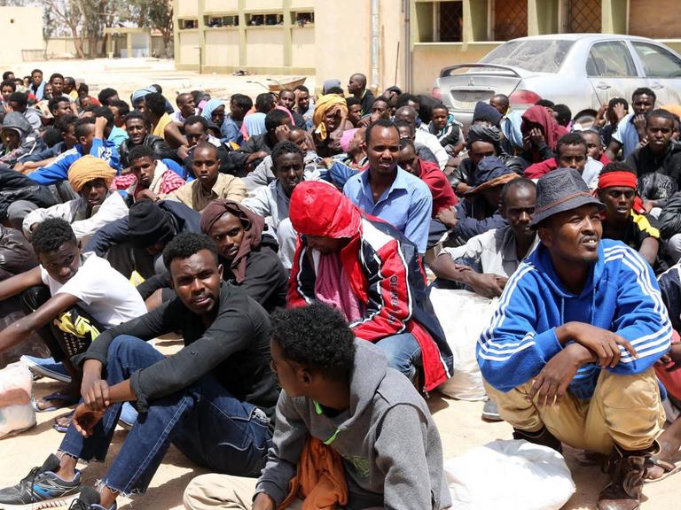 Flüchtlinge sitzen in Libyen in einem Zentrum für illegale Flüchtlinge fest.