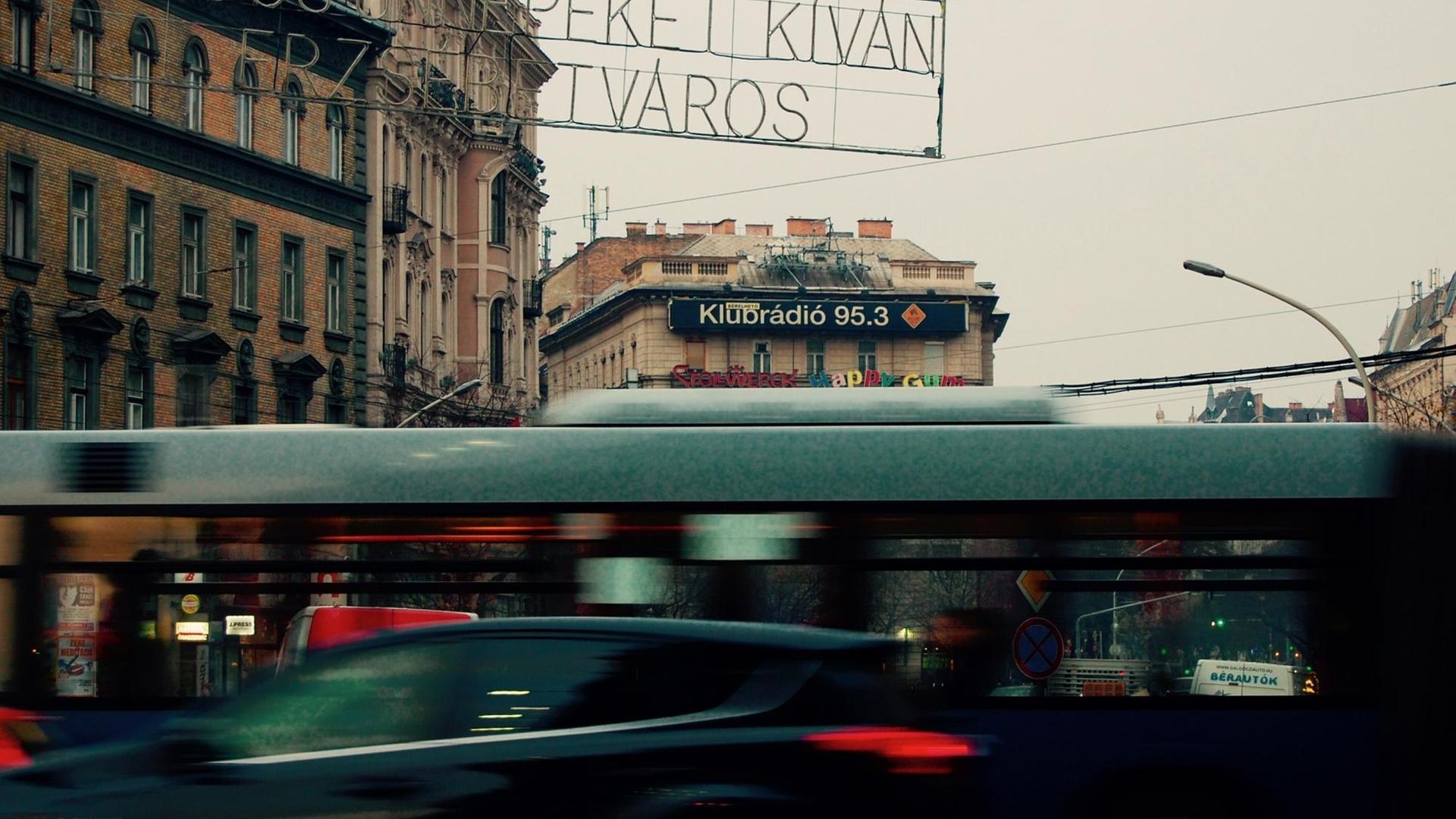 Werbung für Klubradio in Budapest "Frohe Feiertage wünscht Elisabeth-Stadt". Werbung für Klubradio in Budapest "Frohe Feiertage wünscht Elisabeth-Stadt".