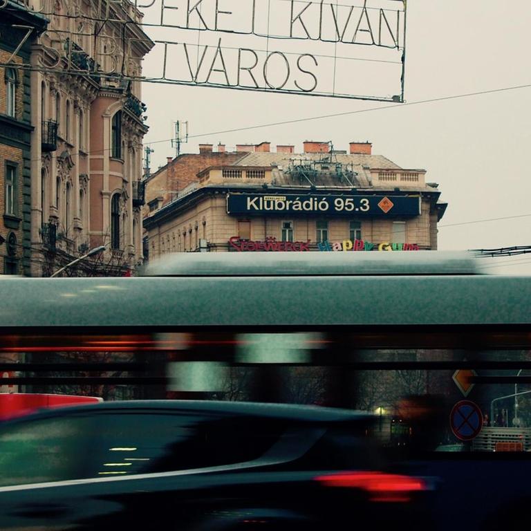 Werbung für Klubradio in Budapest "Frohe Feiertage wünscht Elisabeth-Stadt".