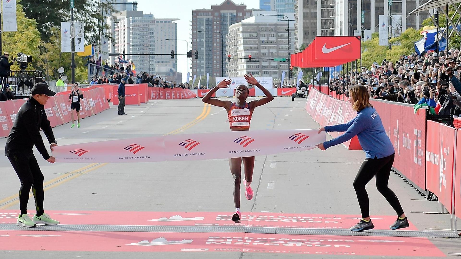 Brigid Kosgei läuft beim Marathon in Chicago durch das Ziel. Brigid Kosgei läuft beim Marathon in Chicago durch das Ziel.
