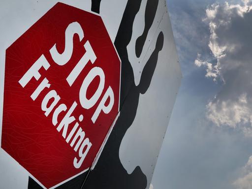 Ein Plakat mit der Aufschrift "Stop Fracking" steht am 03.06.2014 in Brünen (Nordrhein-Westfalen) am Niederrhein in einem Feld.