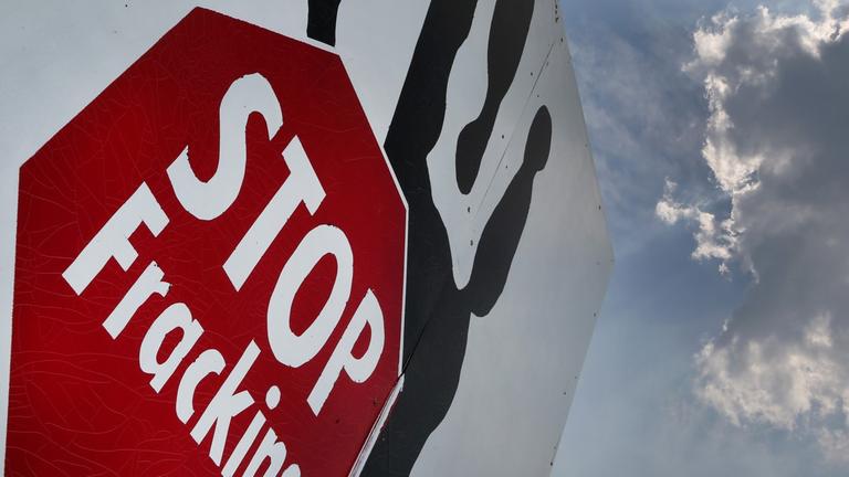 Ein Plakat mit der Aufschrift "Stop Fracking" steht am 03.06.2014 in Brünen (Nordrhein-Westfalen) am Niederrhein in einem Feld.