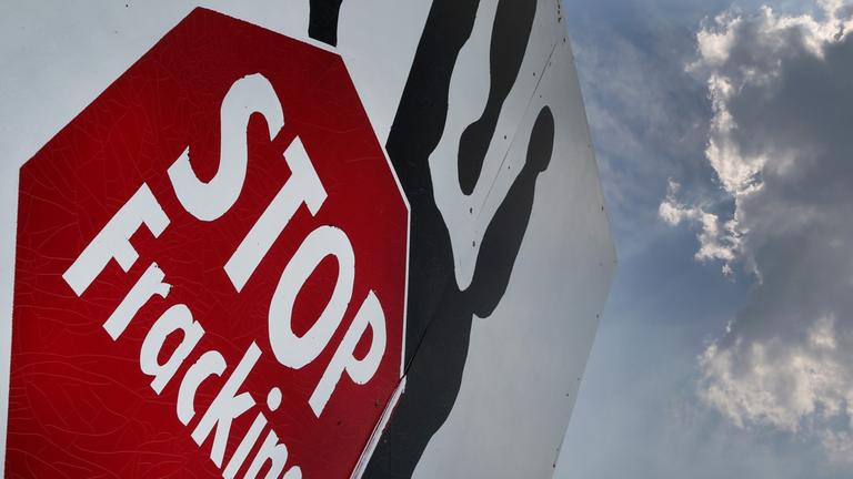 Ein Plakat mit der Aufschrift "Stop Fracking" steht am 03.06.2014 in Brünen (Nordrhein-Westfalen) am Niederrhein in einem Feld. Ein Plakat mit der Aufschrift "Stop Fracking" steht am 03.06.2014 in Brünen (Nordrhein-Westfalen) am Niederrhein in einem Feld.