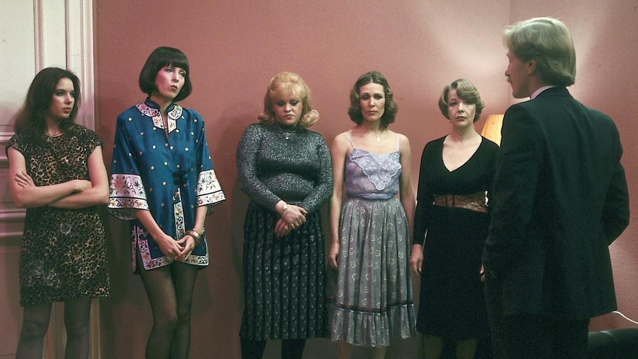Szene aus dem Film "Utopia": Die Frauen stehen in einer Reihe. Szene aus dem Film "Utopia": Die Frauen stehen in einer Reihe.
