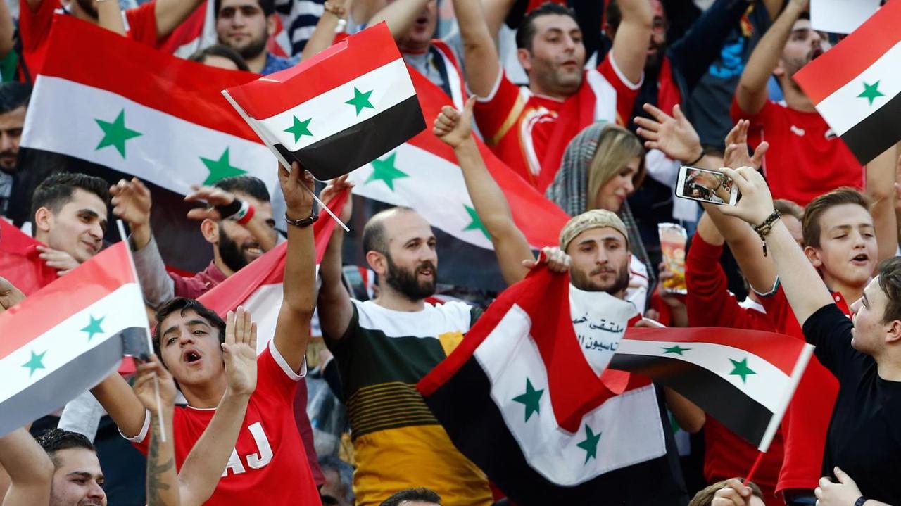 Fußball: WM-Qualifikation, Iran - Syrien, Gruppenphase am 05.09.2017 im Azadi Stadium in Teheran (Iran). Fans der syrischen Nationalmannschaft jubeln über das 2:2 gegen den Iran. Fußball: WM-Qualifikation, Iran - Syrien, Gruppenphase am 05.09.2017 im Azadi Stadium in Teheran (Iran). Fans der syrischen Nationalmannschaft jubeln über das 2:2 gegen den Iran.